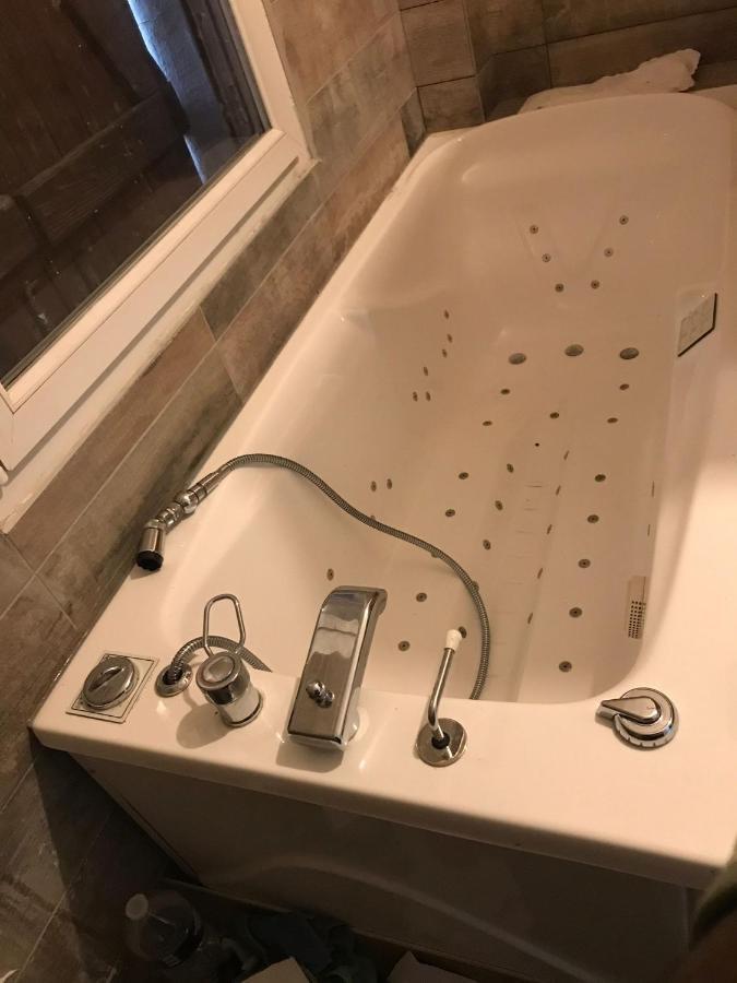 Happy Land Holliday Residential Hotel Épinay-sur-Seine Екстериор снимка